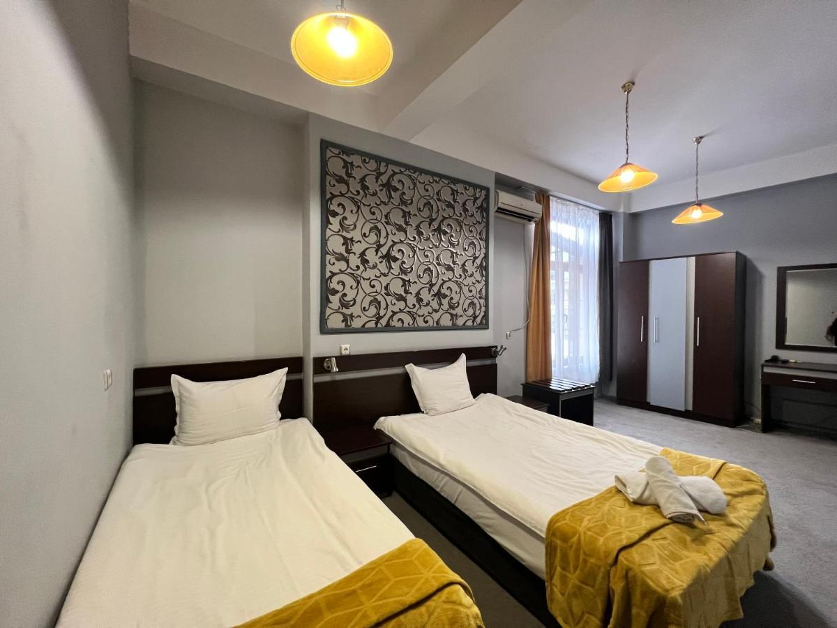 Family Hotel Central Shumen Ngoại thất bức ảnh