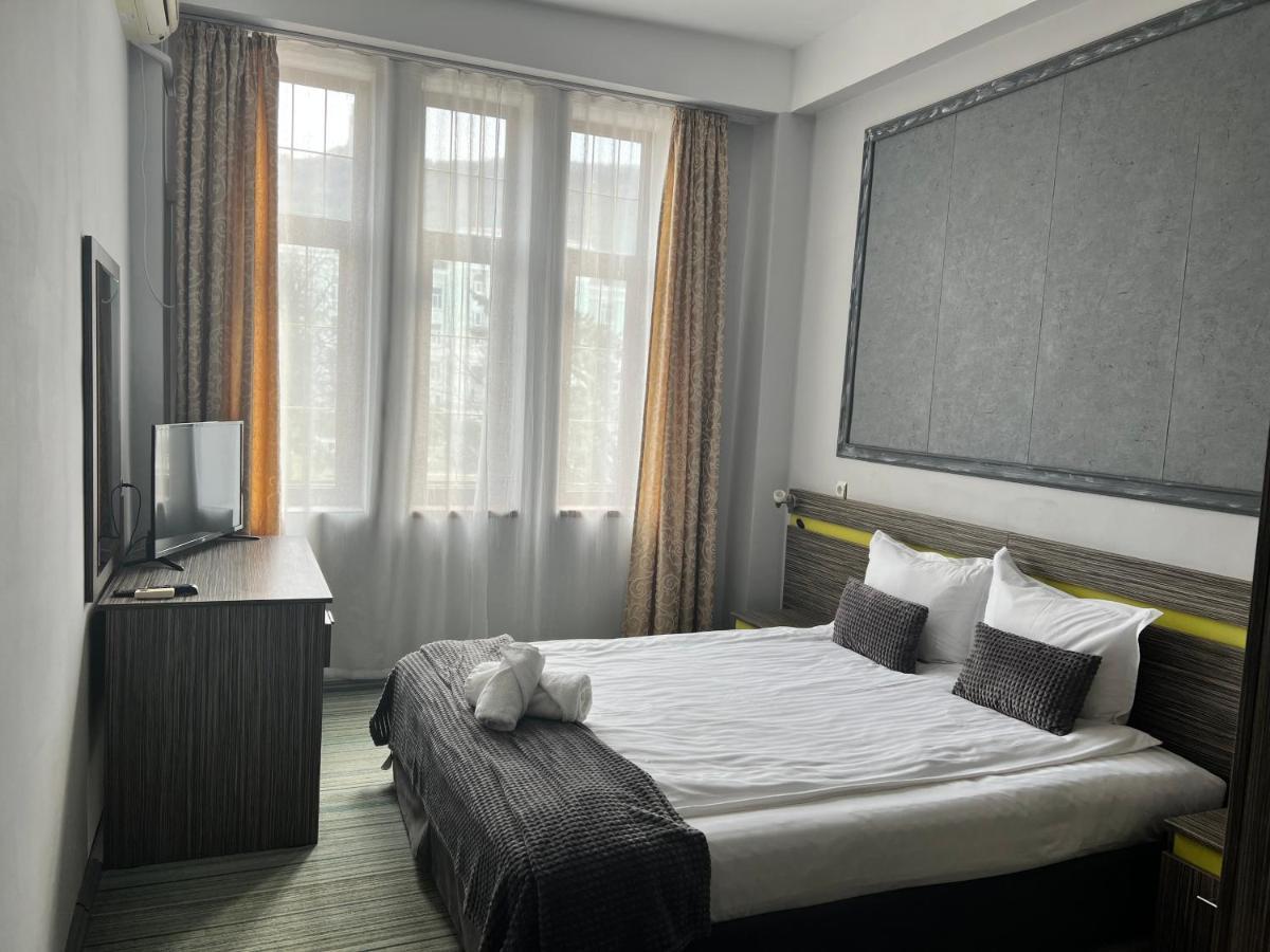 Family Hotel Central Shumen Ngoại thất bức ảnh