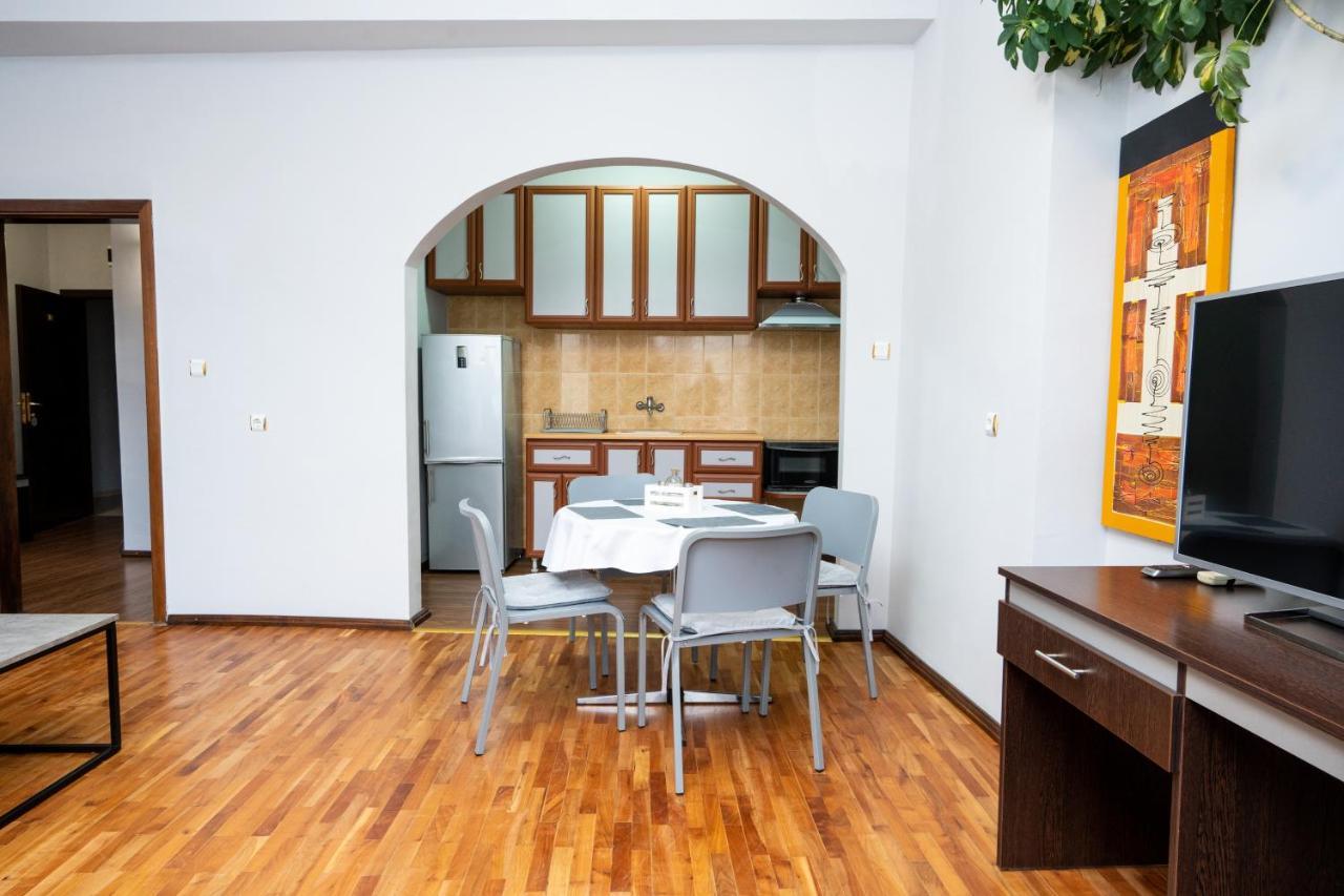 Family Hotel Central Shumen Ngoại thất bức ảnh