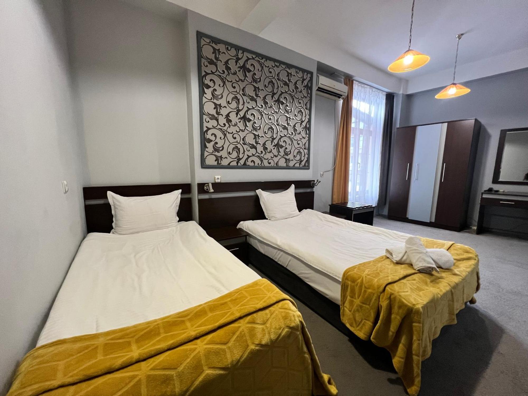 Family Hotel Central Shumen Ngoại thất bức ảnh